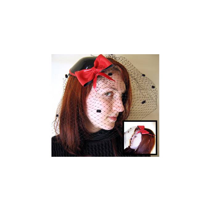 CHAPEAU LATEX NOIR NEUD ROUGEAVEC VOILETTE