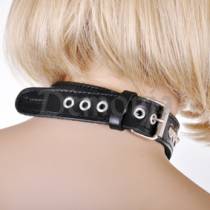 LEATHER NECKLACE WITH NAILS