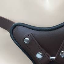 ARNÉS TANGA DE CUERO MARRÓN