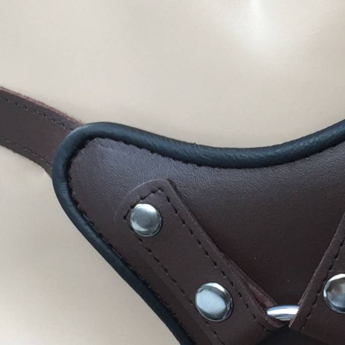 HARNAIS STRING EN CUIR MARRON