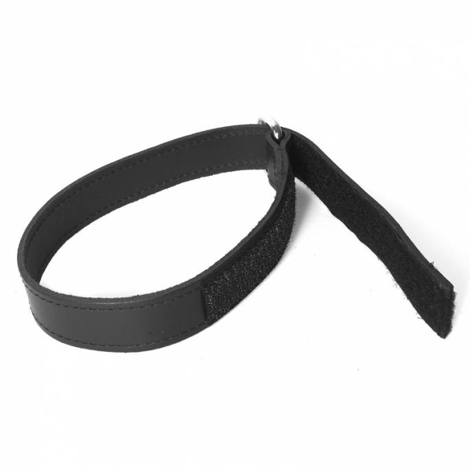 HALSBAND AUS SCHWARZEM LEDER RING UND VERSCHLUSS