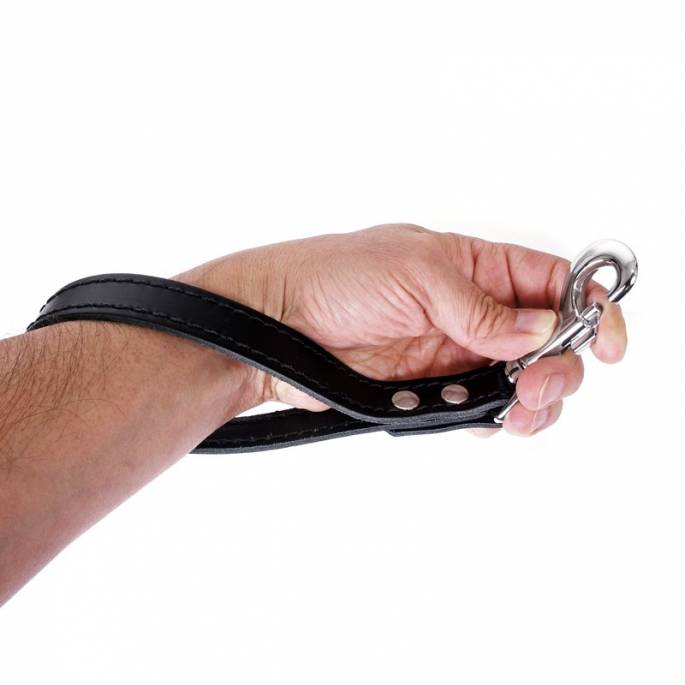 LEINENGRIFF AUS SCHWARZEM LEDER