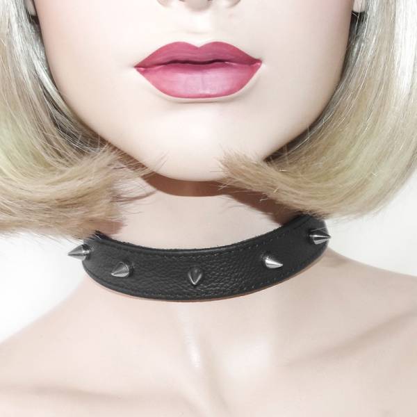 FINE LEATHER COLLAR WITH STUDS