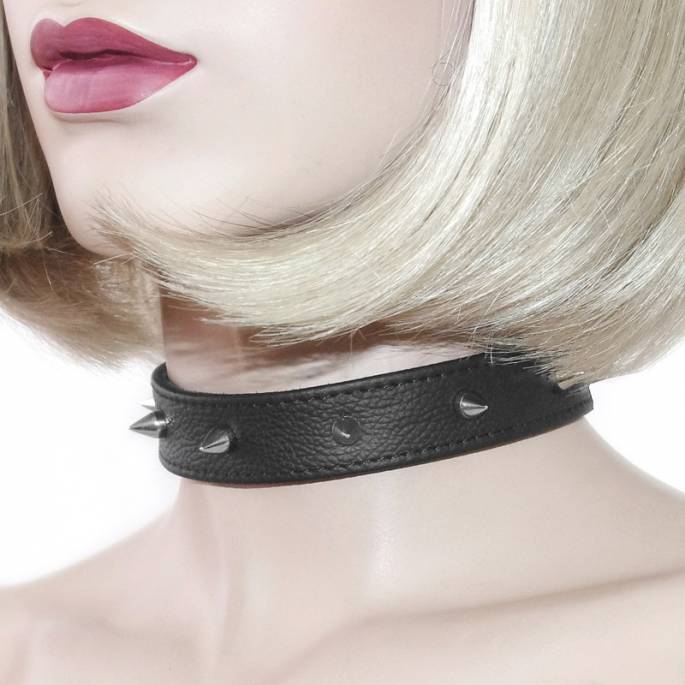 COLLAR DE CUERO FINO CON TACHUELAS