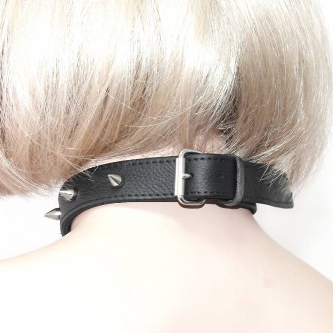 FEINES HALSBAND AUS LEDER MIT NÄGELN UND SPITZEN