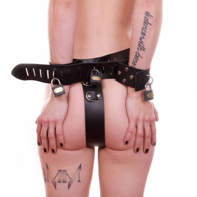 CEINTURE CHASTETE FEMME + MENOTTES