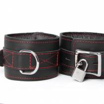 HANDSCHELLEN AUS SCHWARZEM LEDER MIT ROTER NAHT, MIT VORHÄNGESCHLOSS ABSCHLIESSBAR