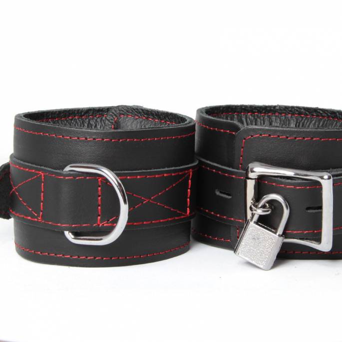 HANDSCHELLEN AUS SCHWARZEM LEDER MIT ROTER NAHT, MIT VORHÄNGESCHLOSS ABSCHLIESSBAR