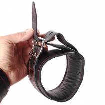 HALSBAND AUS SCHWARZEM LEDER MIT ROTER NAHT, MIT VORHÄNGESCHLOSS ABSCHLIESSBAR