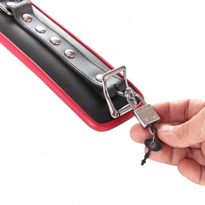 HANDSCHELLEN MIT VORHÄNGESCHLOSS AUS SCHWARZEM UND ROTEM LEDER