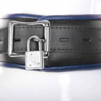 SCHWARZ/BLAUES LEDERHALSBAND MIT VORHÄNGESCHLOSS + 4 RINGE