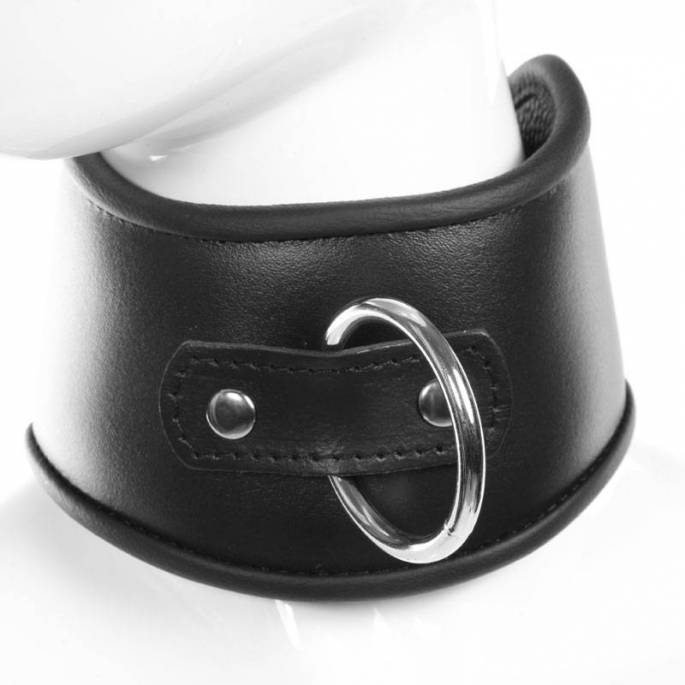HALSBAND AUS SCHWARZEM LEDER + GROSSER RING