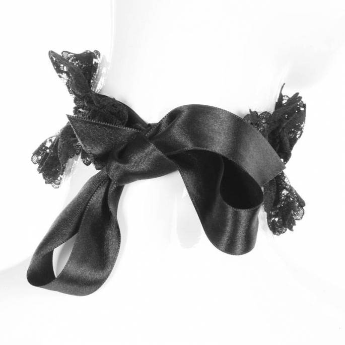 SPITZEN- UND SWAROVSKI-HALSKETTE