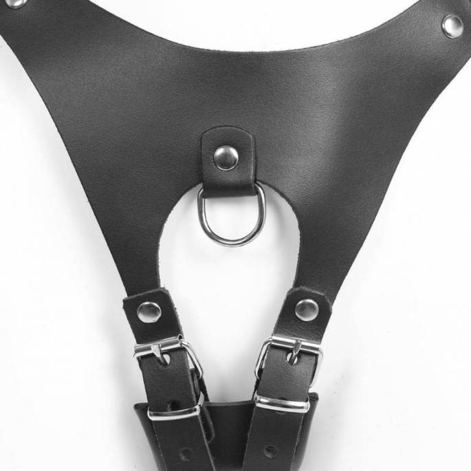 STRAP-ON-HARNESS AUS SCHWARZEM LEDER + RING