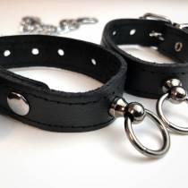 Menottes en cuir noir pour jeux SM