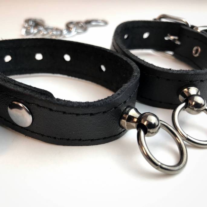 Handschellen aus schwarzem Leder für SM-Spiele