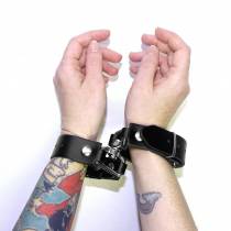 BRACELET MENOTTES CUIR NOIR