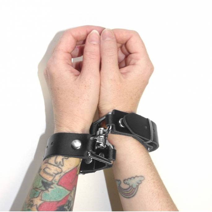BRACELET MENOTTES CUIR NOIR