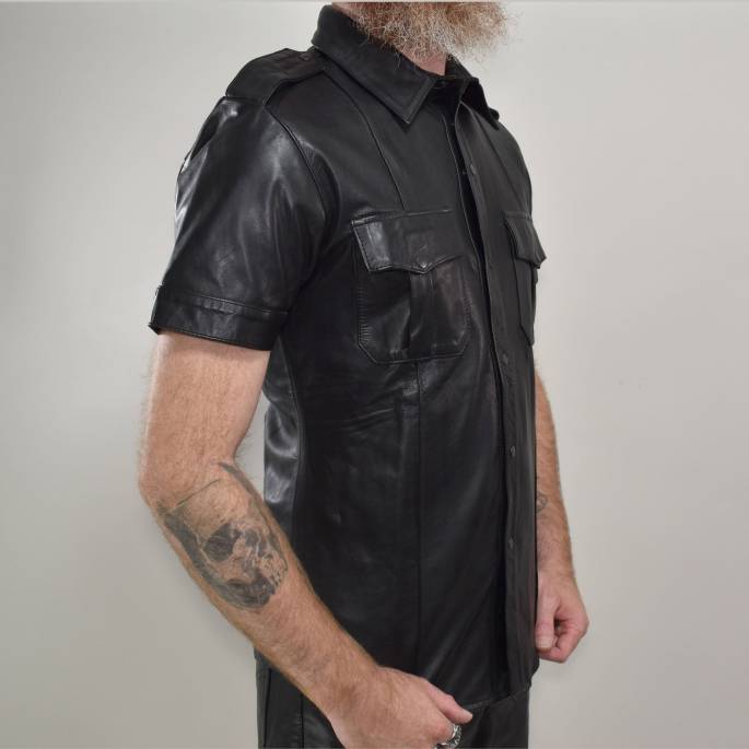 UNIFORMHEMD AUS SCHWARZEM LEDER, GROSSE GRÖSSE