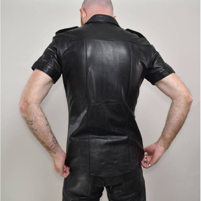 UNIFORMHEMD AUS SCHWARZEM LEDER, GROSSE GRÖSSE