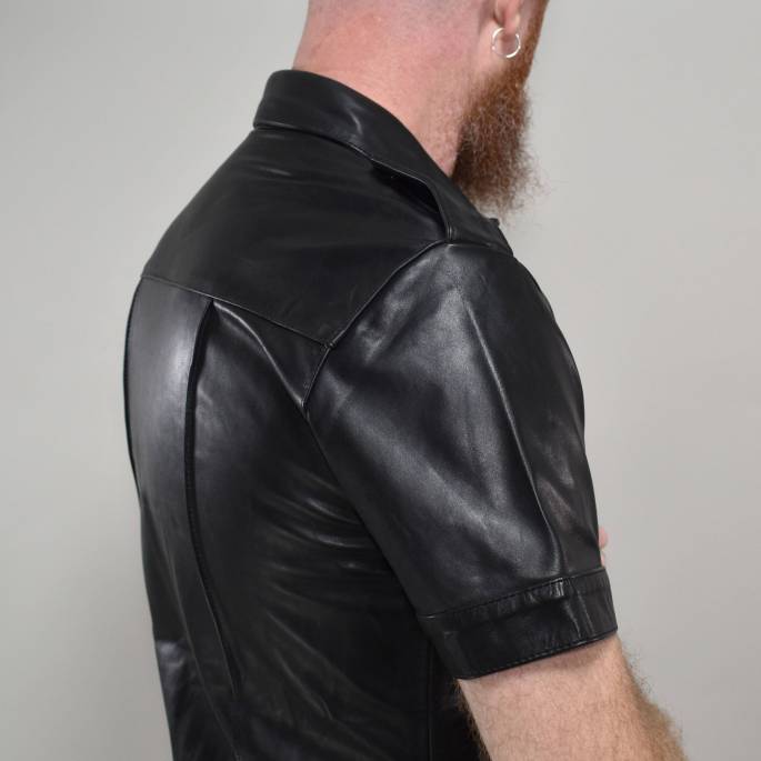 UNIFORMHEMD AUS SCHWARZEM LEDER, GROSSE GRÖSSE