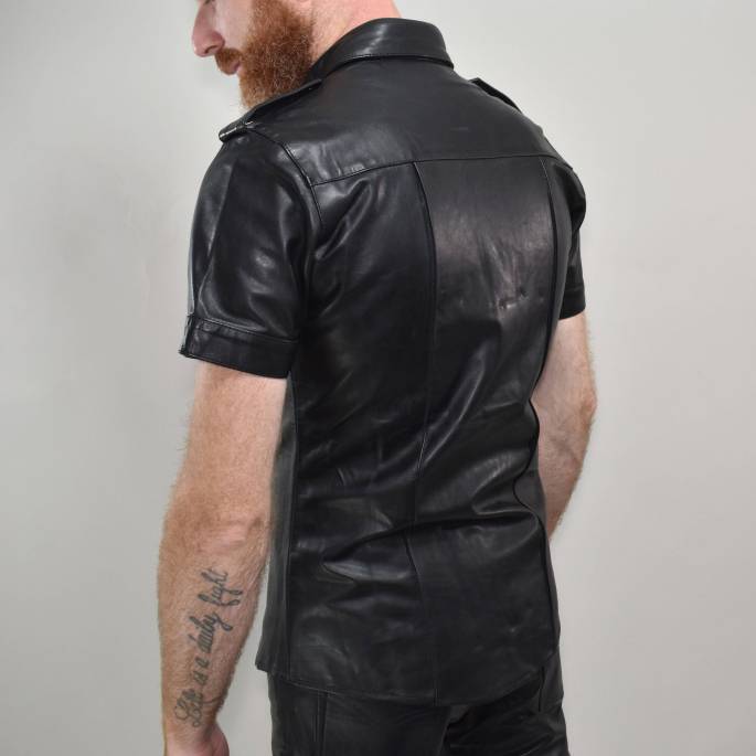 UNIFORMHEMD AUS SCHWARZEM LEDER, GROSSE GRÖSSE