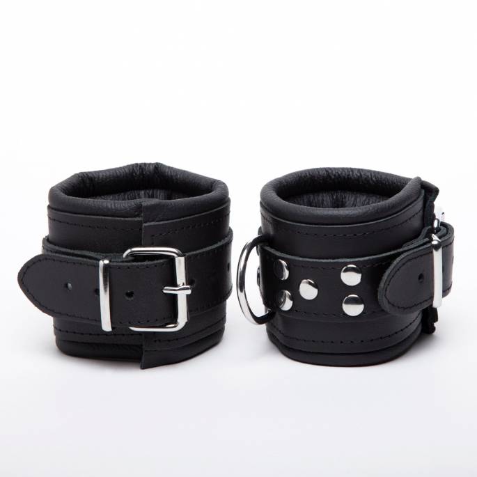 ESPOSAS DE CUERO NEGRO