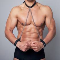 HALSBAND + HANDSCHELLEN AUS SCHWARZEM LEDER + KETTEN