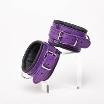 LEDERHANDSCHELLEN SCHWARZ + LILA 5CM