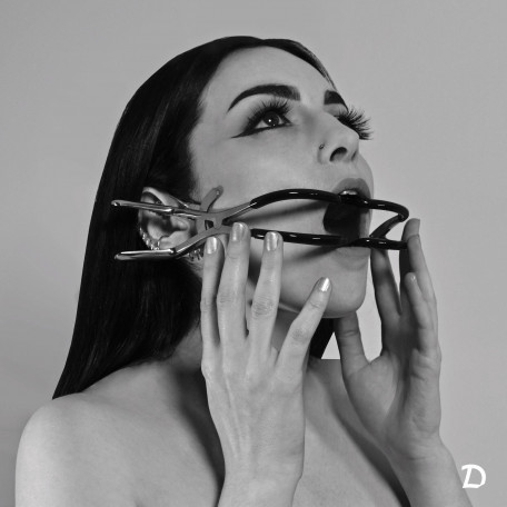 MUNDSPREIZER AUS LATEX MIT LEDERRIEMEN