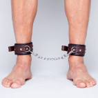 Fußfesseln aus braunem Leder