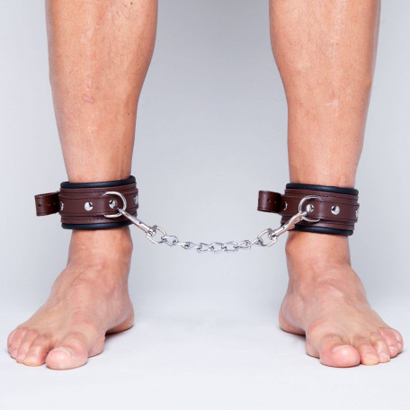 Fußfesseln aus braunem Leder