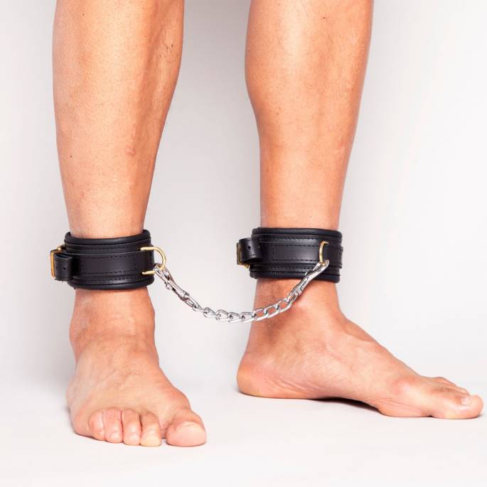 CHEVILLERES CUIR NOIR ANNEAU DORE