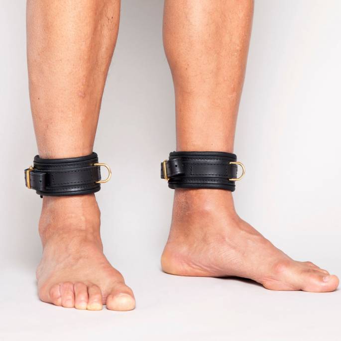 CHEVILLERES CUIR NOIR ANNEAU DORE