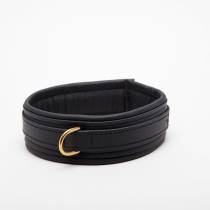 HALSBAND AUS SCHWARZEM LEDER GOLDENER RING