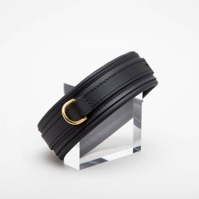 HALSBAND AUS SCHWARZEM LEDER GOLDENER RING