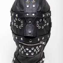 KAPUZE AUS LEDER MIT NIETEN STIRNBAND MIT REISSVERSCHLUSS