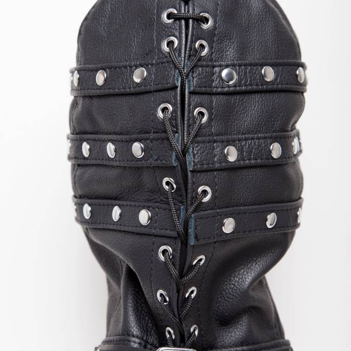 KAPUZE AUS LEDER MIT NIETEN STIRNBAND MIT REISSVERSCHLUSS