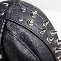 KAPUZE AUS LEDER MIT NIETEN STIRNBAND MIT REISSVERSCHLUSS