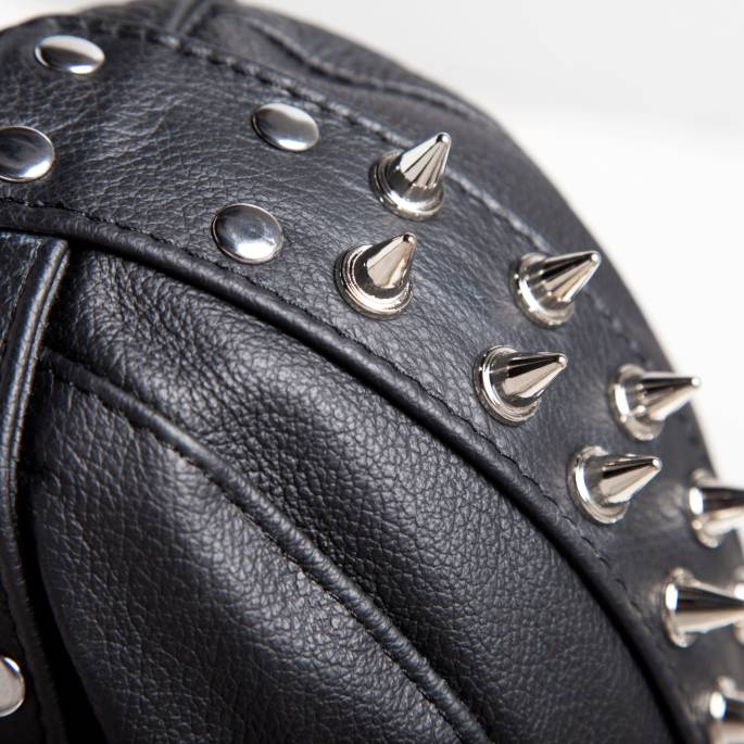 KAPUZE AUS LEDER MIT NIETEN STIRNBAND MIT REISSVERSCHLUSS