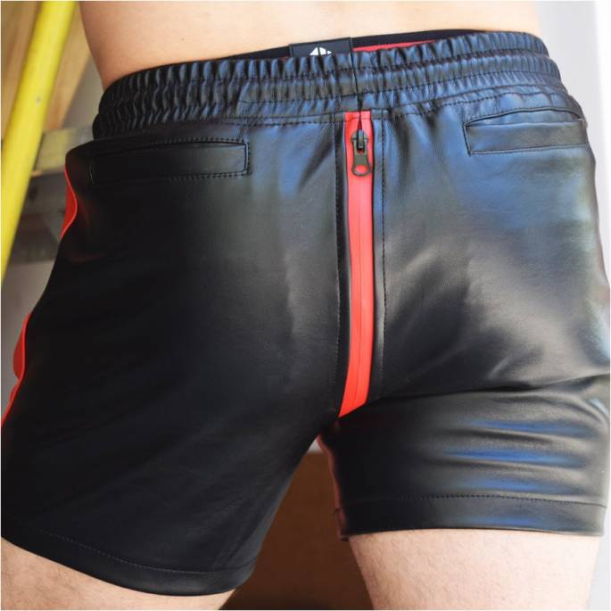 SHORTS AUS SCHWARZEM KUNSTLEDER MIT ROTEN STREIFEN