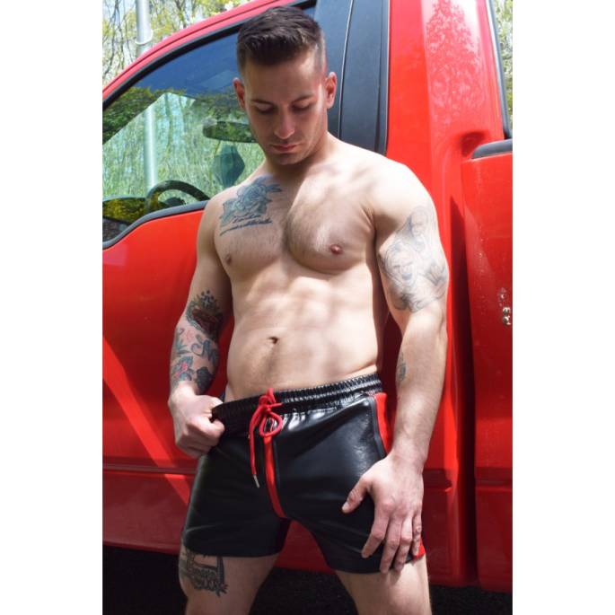 SHORTS AUS SCHWARZEM KUNSTLEDER MIT ROTEN STREIFEN