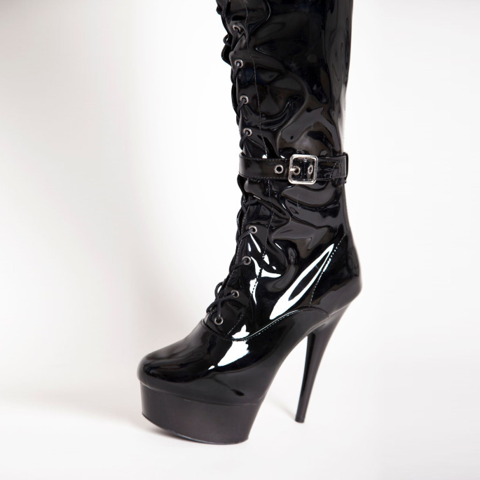 VINYLHOSE SCHWARZ SCHNÜRSENKEL + RIEMEN