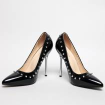 SCHWARZE VINYL-PUMPS MIT NIETEN