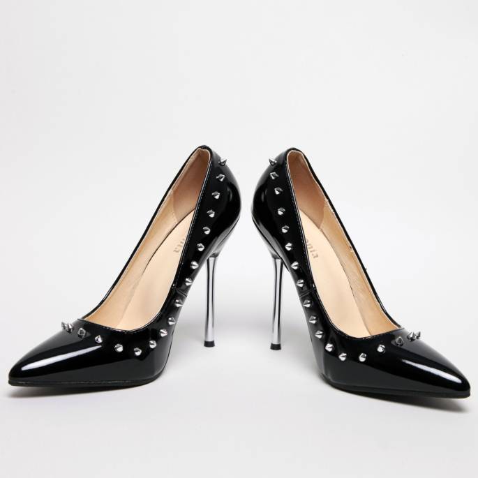 SCHWARZE VINYL-PUMPS MIT NIETEN