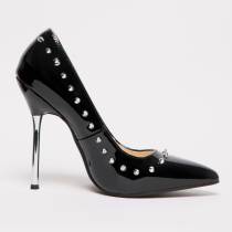 SCHWARZE VINYL-PUMPS MIT NIETEN
