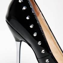 SCHWARZE VINYL-PUMPS MIT NIETEN