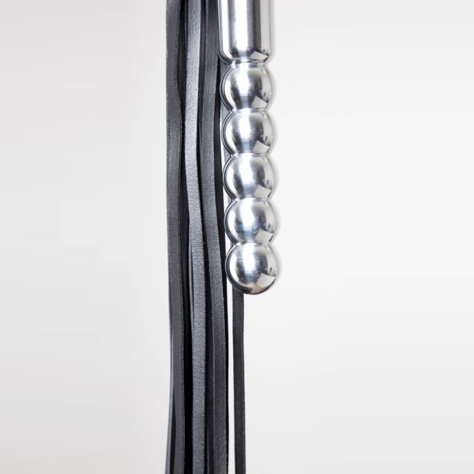 MARDERHUND AUS HARTEM LEDER + DILDO MIT ALU-KUGELN