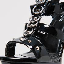 SCHWARZE VINYLSCHUHE RIEMCHEN + RINGE