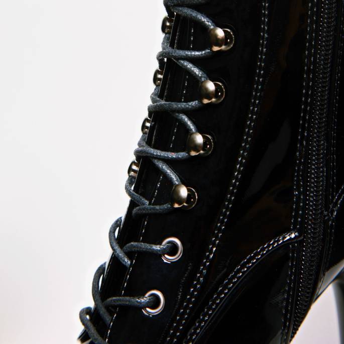 SCHWARZE VINYL-STIEFELETTEN FLACHE SCHNÜRUNG